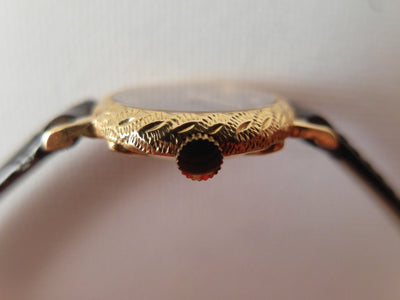 Piaget ladies: 18 k gold, onyx black dail, 4 diamonds, mint: as new vintage watch